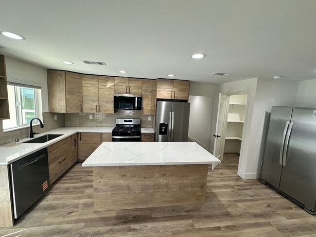 Foto del edificio - 5112 Tipton St