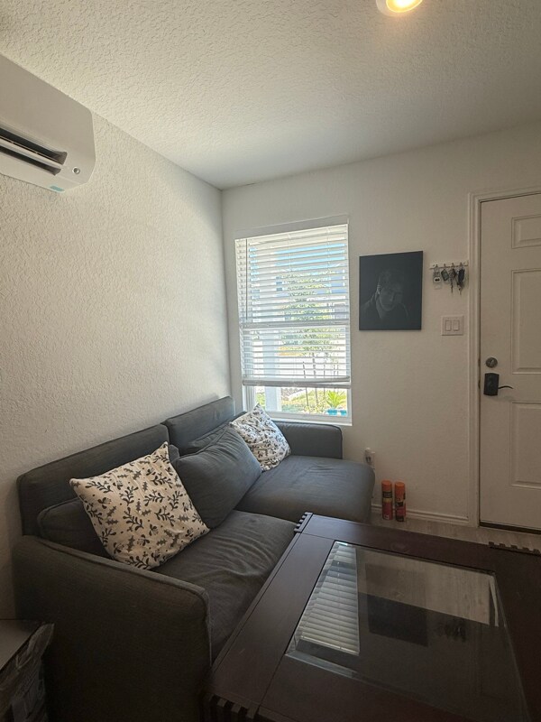 Foto del edificio - 7161 Elm Cv