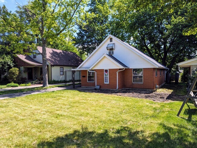 Building Photo - AVAILABLE NOW - 3 Bedroom Cape Cod in Kett...