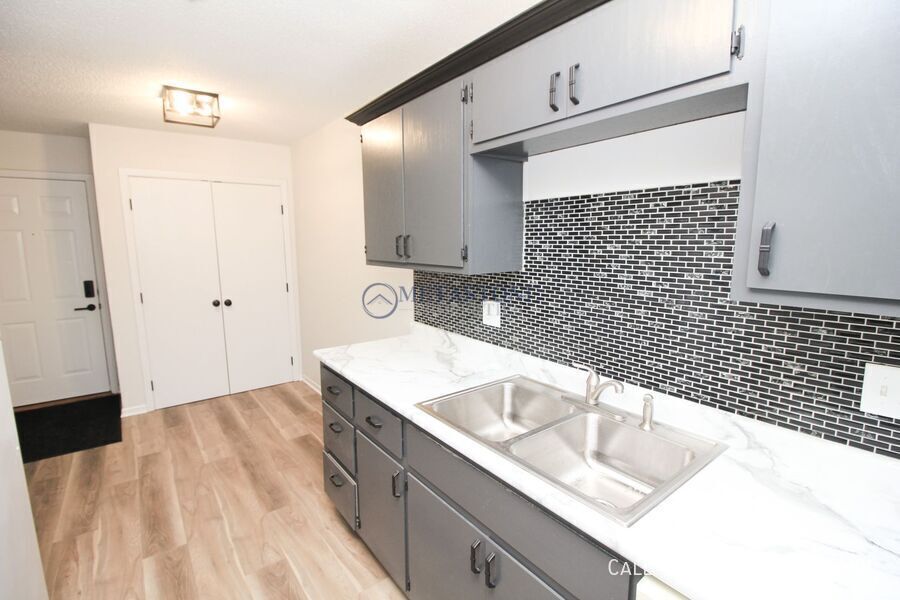 Primary Photo - 308 S Lewis Ave