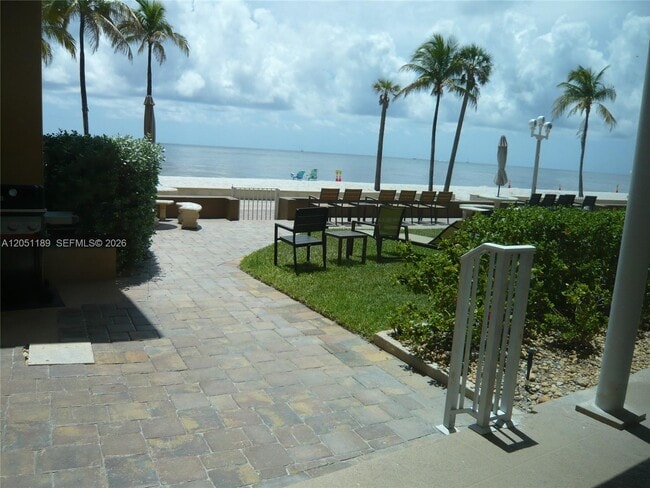 Foto del edificio - 3300 N Surf Rd