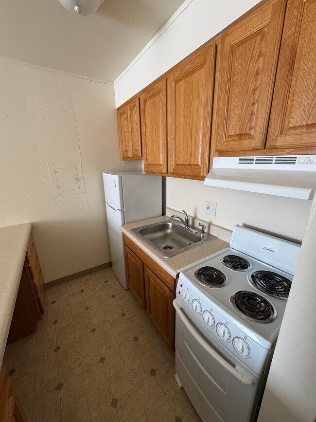 Kitchen - Village Green West Apartments