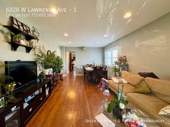 Foto del edificio - Updated 3 Bed in Jefferson Park-Steps from...
