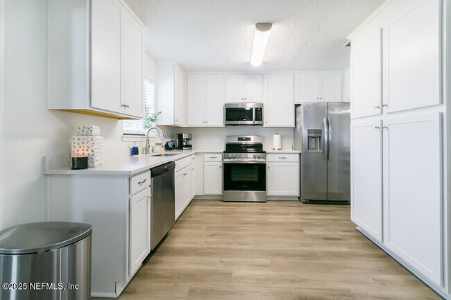 Foto del edificio - 6221 Ashwood Ln