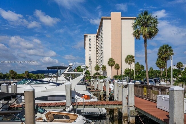 Foto del edificio - 400 Kings Point Dr