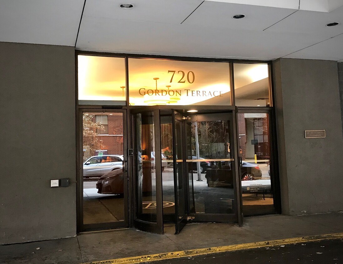 720 W Gordon Terrace, Chicago, IL 60613 Condo for Rent in Chicago, IL