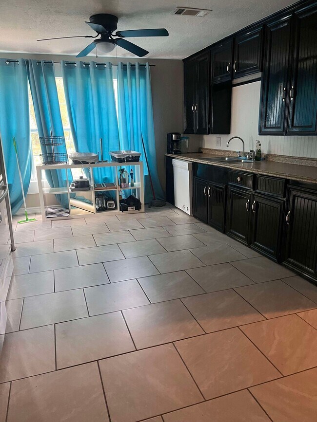 Foto del edificio - 435 E Ave J