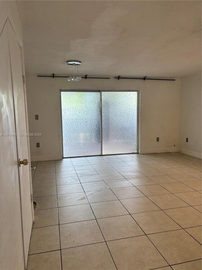 Foto del edificio - 8172 NW 10th St