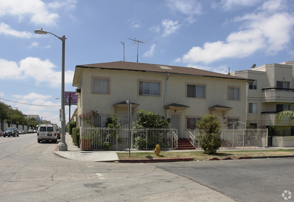 Primary Photo - 6002 Romaine St