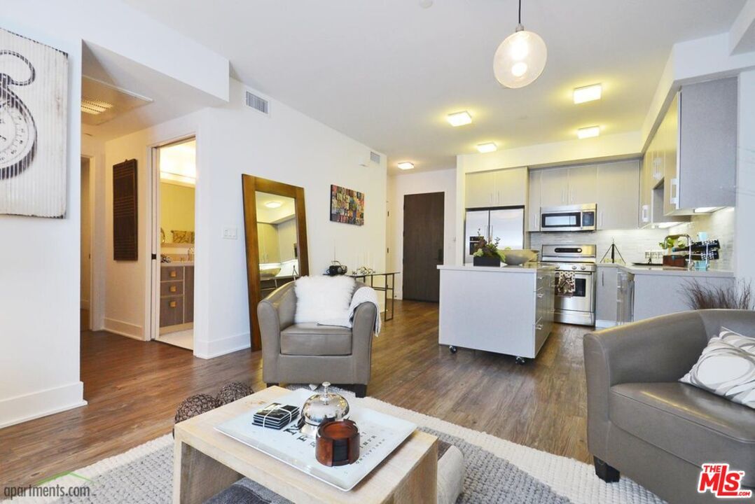 Foto principal - 1168 S Barrington Ave