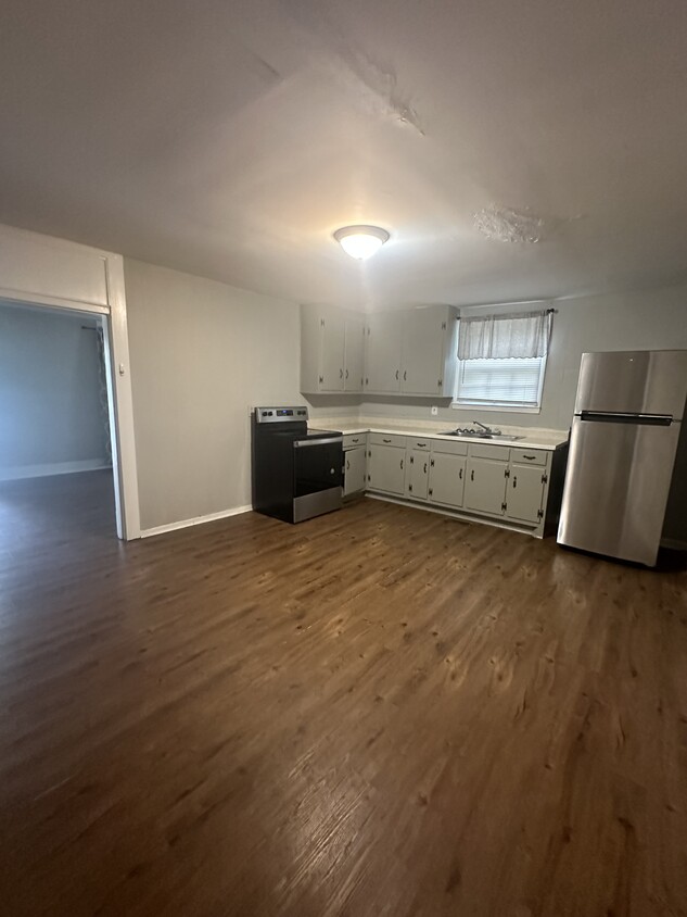 Primary Photo - 108 Andrews St