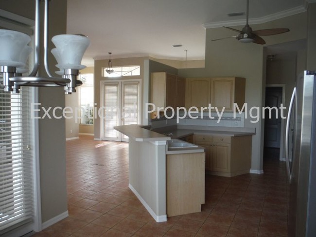 Building Photo - 4000 SW 27th Ct