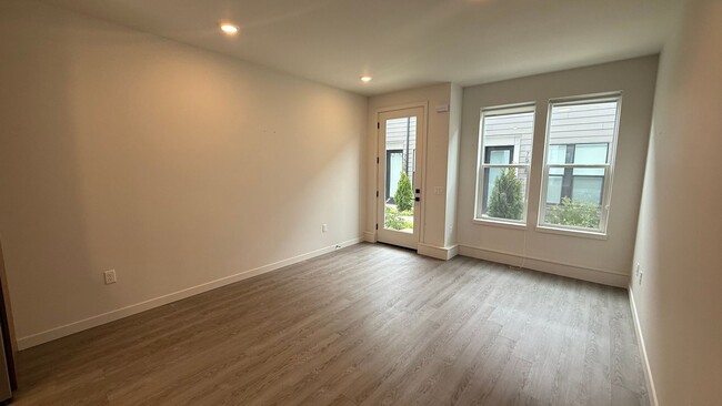 Building Photo - Modern 2-Bedroom Apartment in Gated N Port...