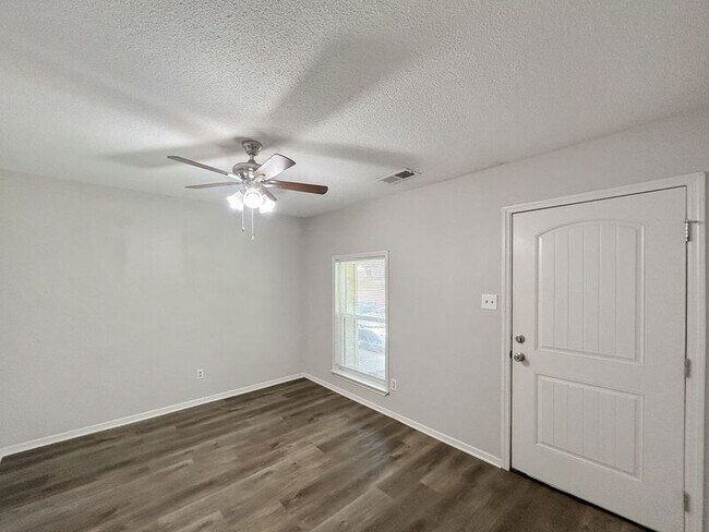 Building Photo - 3415 Castle Dr