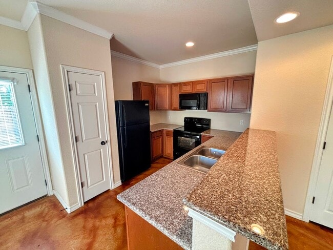 Building Photo - Great Townhome, Move-in Ready! Great Locat...