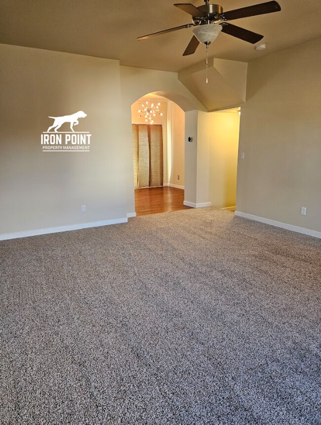 Building Photo - 3bed/2.5 bath Townhome in Boise w/2 Car Garage, Community Pool & Fitness Center