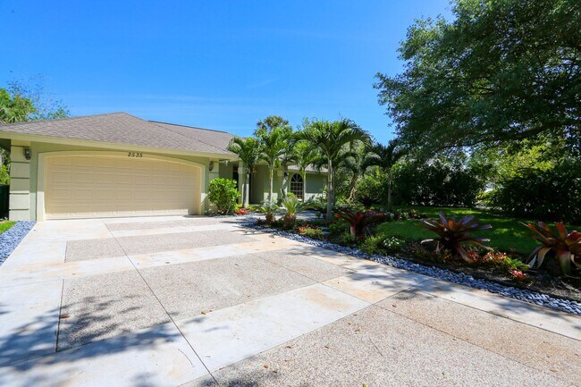 Building Photo - **TROPICAL PARADISE**3BEDS/2BATH POOL HOME...