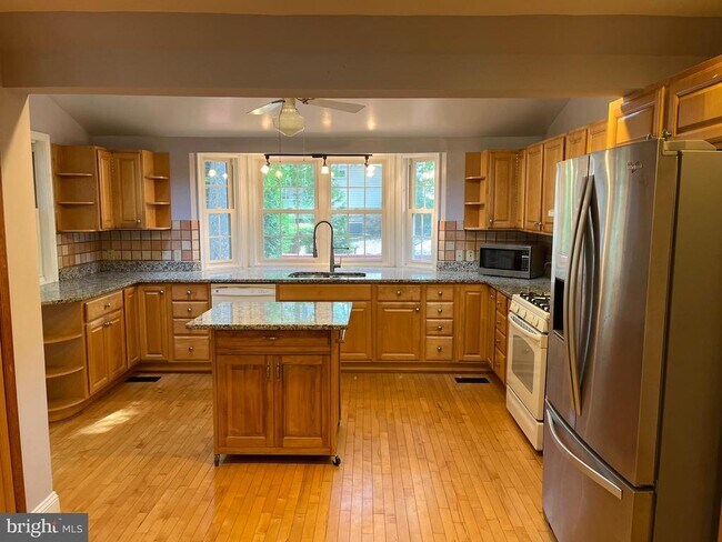Building Photo - 6803 Dante Ct