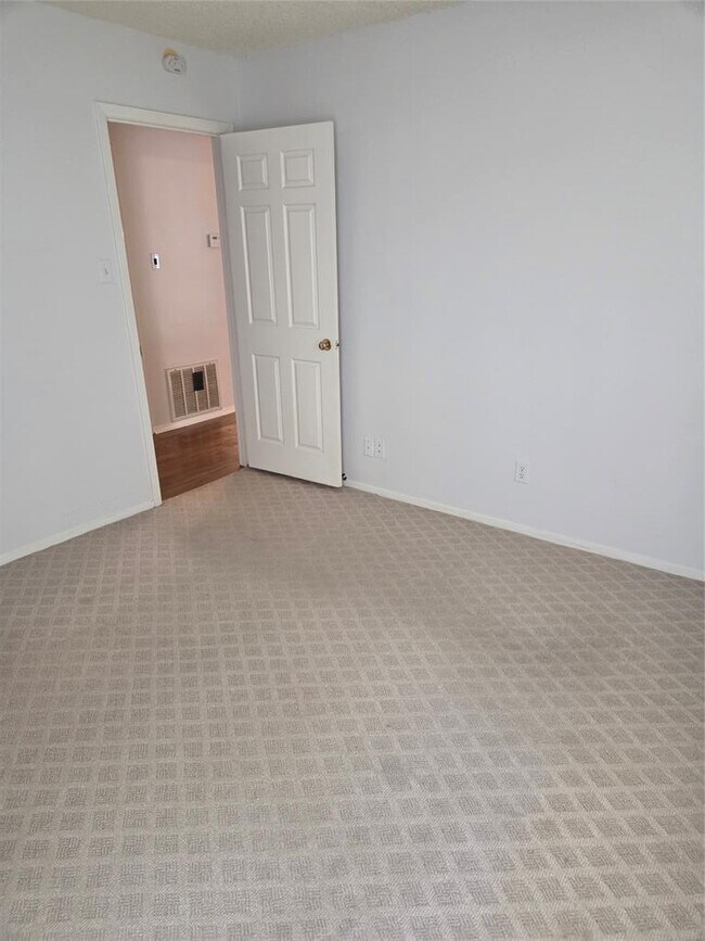 Foto del edificio - 8111 Baywood Dr