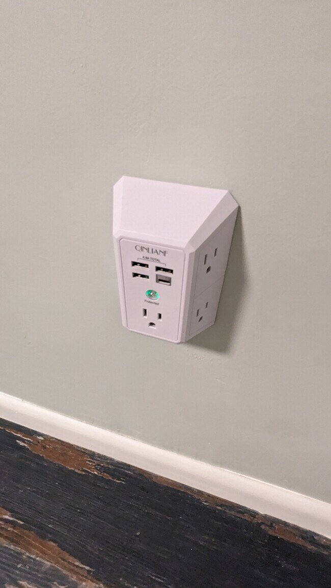 Hay muchos enchufes USB repartidos por todo el apartamento. - 1118 Peachtree St