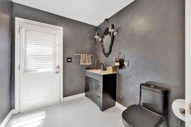 Foto del edificio - Fully Furnished Elegant Home