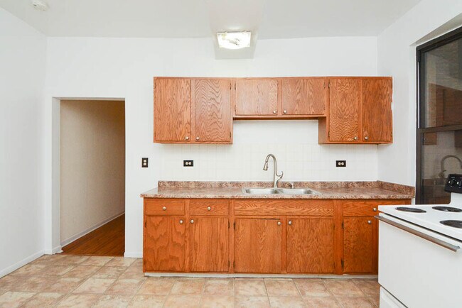 Building Photo - 3147 W Medill Ave