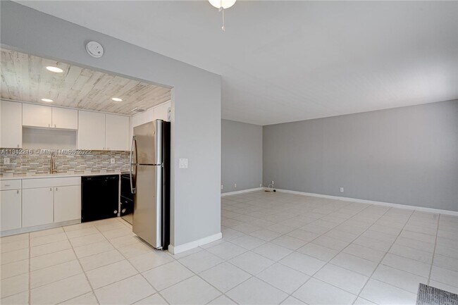 Building Photo - 520 Saxony Dr