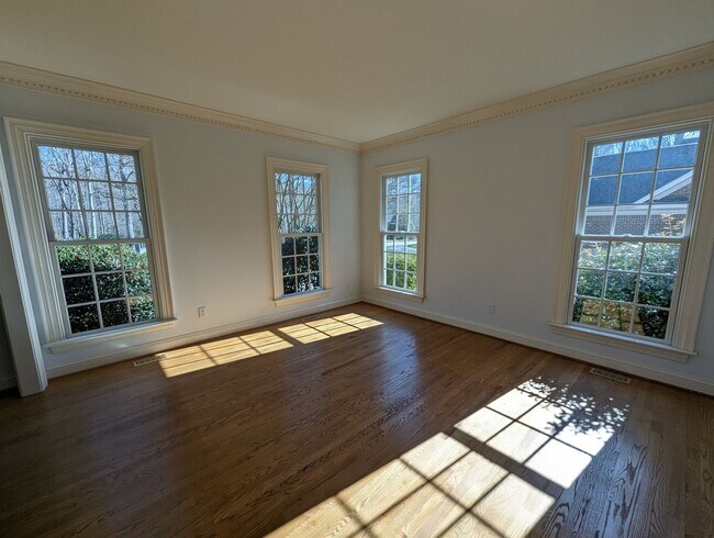 Building Photo - 325 Yorkshire Dr