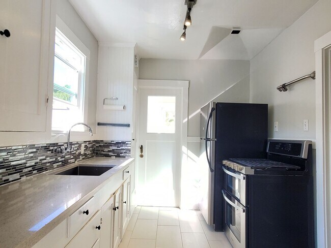 Foto del edificio - Cute House in Great Location, Remodeled Th...