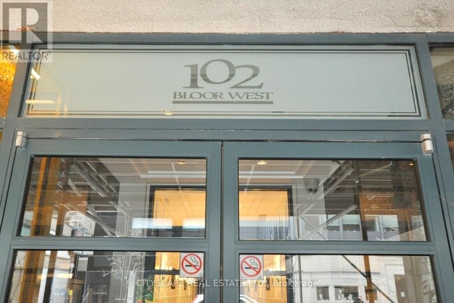 Photo du bâtiment - 102 Bloor St W