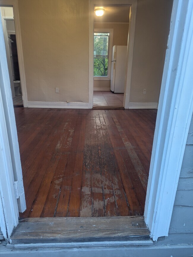 A través de la puerta principal - 2914 Harper Street