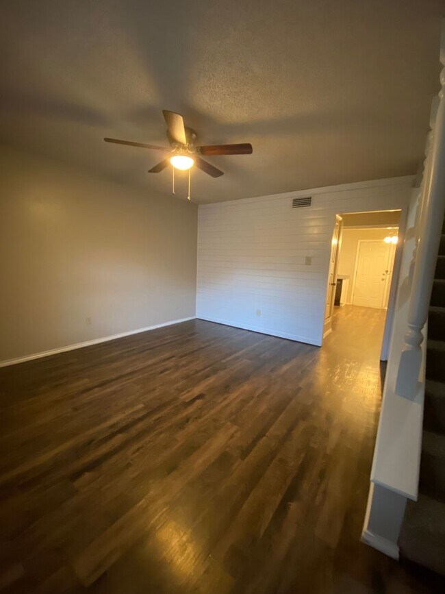 Building Photo - 1604 C SUN VALLEY DR