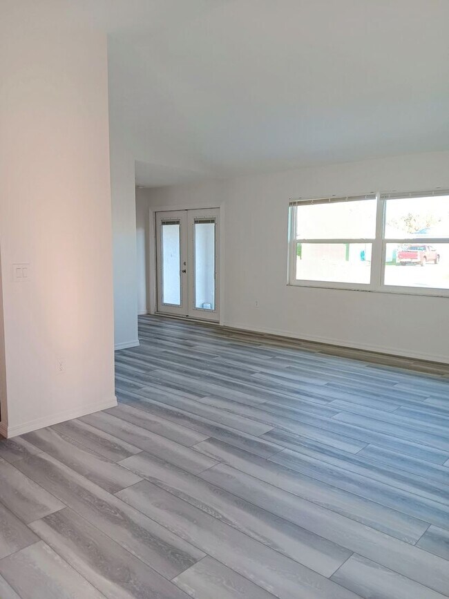 Foto del edificio - LARGE POOL HOME IN DESIRED COMMUNITY!!