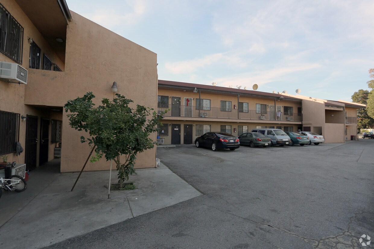 Primary Photo - 2029 Darwin Ave
