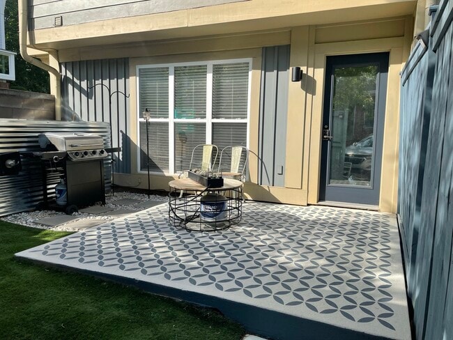 Building Photo - 931 Garden District Dr