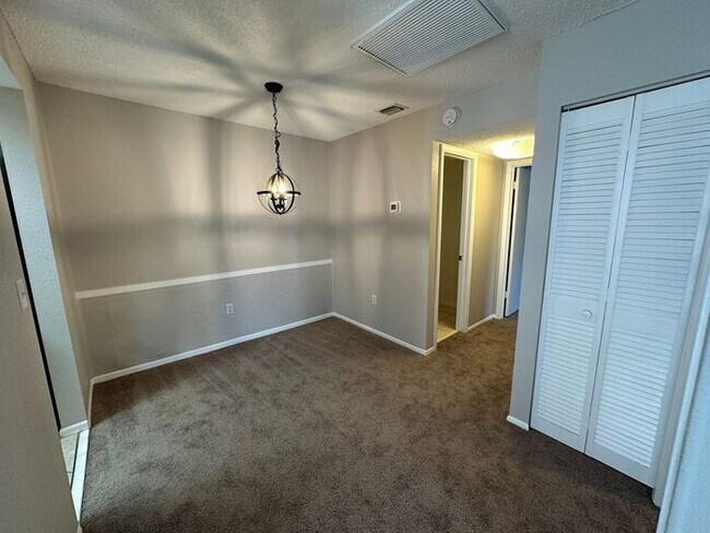 Foto del edificio - **MOVE IN SPECIAL $500 Off the first months rent** COZY 2 Bedroom/1.5 Bathroom 2nd Floor Condo!!
