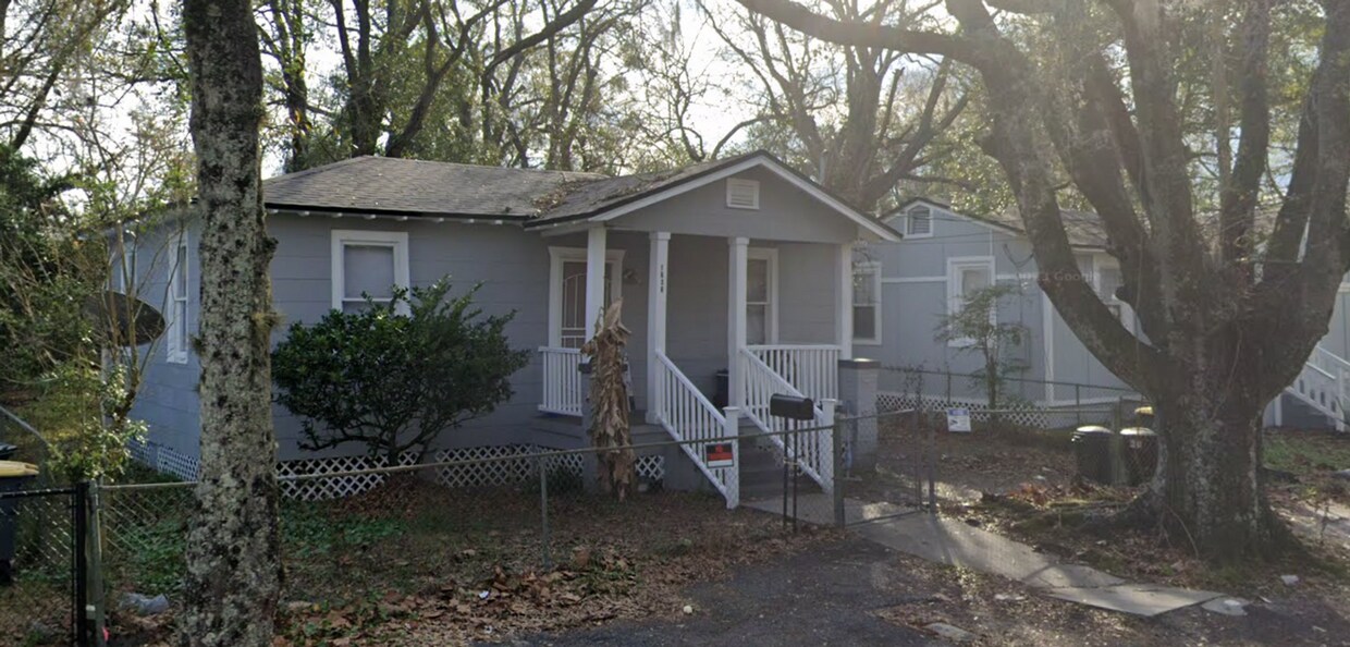 Building Photo - 3 bed/ 2 bath Family home available for a ...