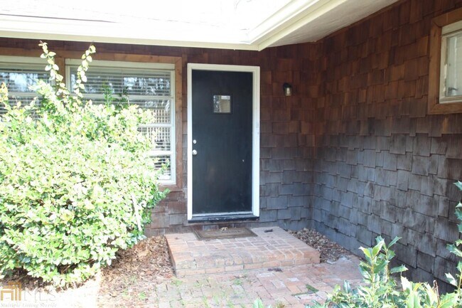 Building Photo - 438 Carriage Dr NE