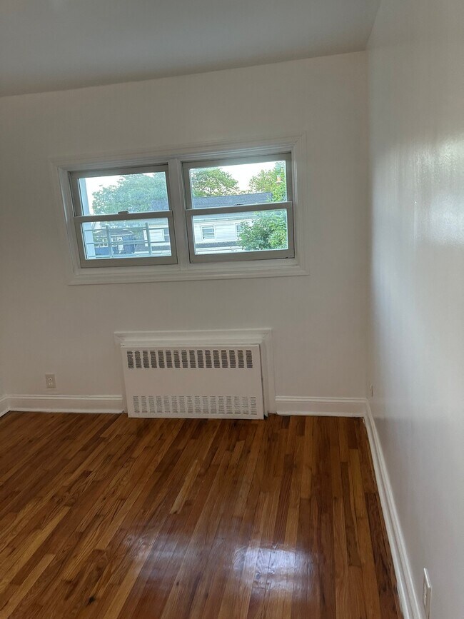 Foto del edificio - 103 E 218th St