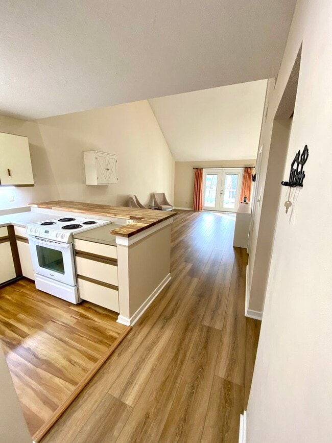 Building Photo - Townhome Style Loft Condo Gated Marina Community + Utilities Included!