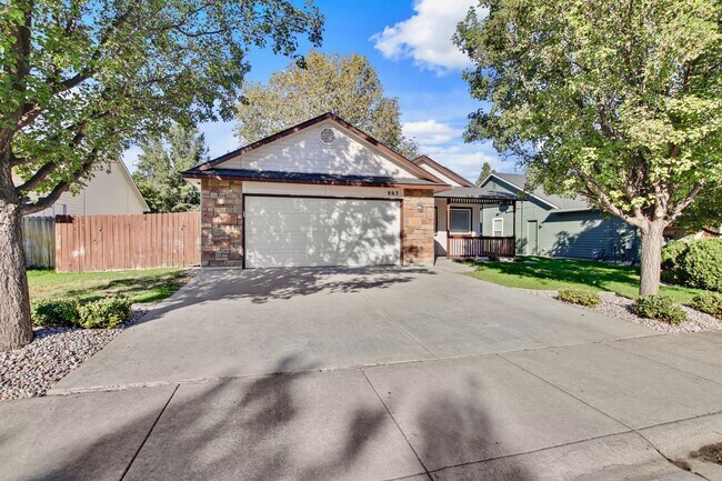 Building Photo - Spacious Updated 3 Bedroom, 2 Bath home in...