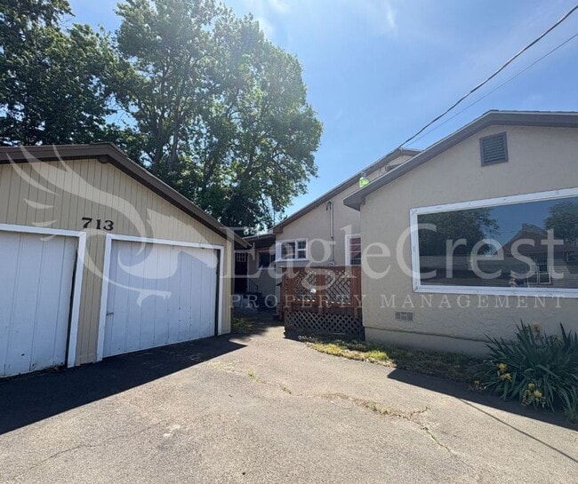 Building Photo - Two Bedroom House with Bonus Room Located ...
