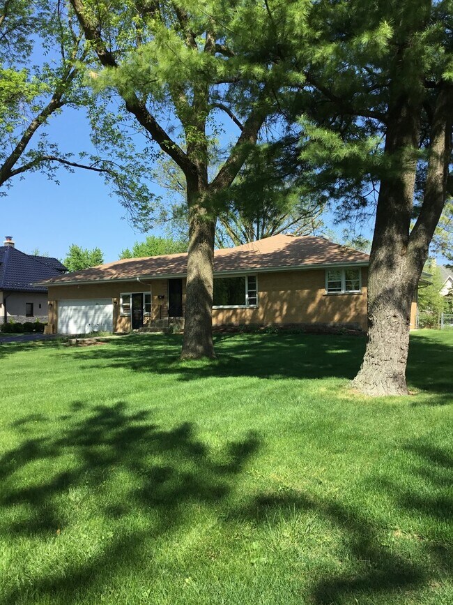Building Photo - 25 Pine Tree Rd