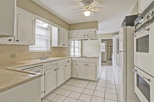 Building Photo - 1070 Curtin St