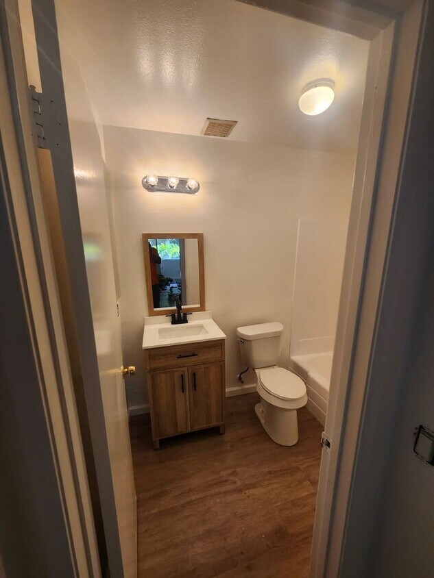 Foto principal - Newly Renovated 1BD Condo Available Soon! ...