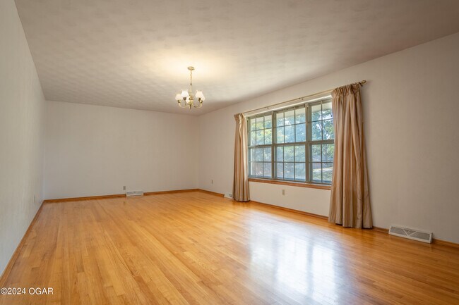 Building Photo - 815 E 33rd St
