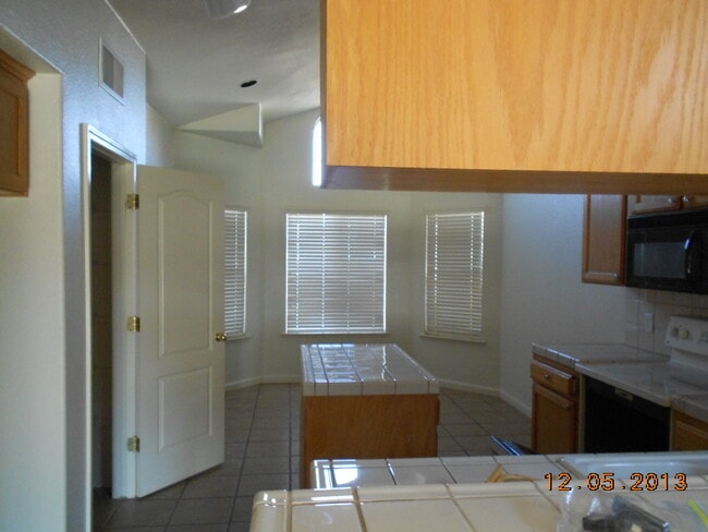 Building Photo - 2925 E Revere Rd