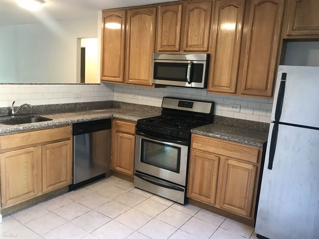 Building Photo - 4 br, 1.5 bath Apartment - 516 Main St #142