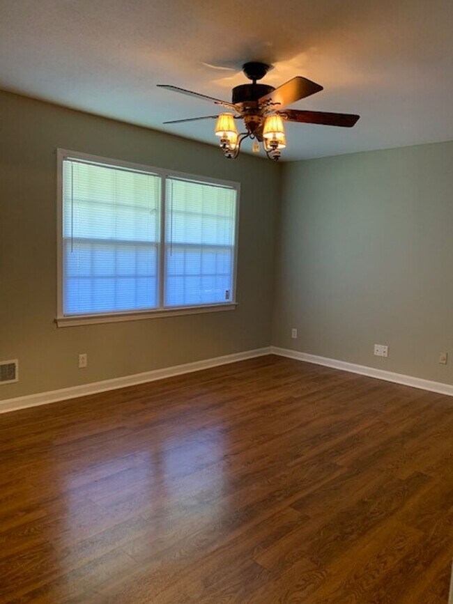 Foto del edificio - Cute 3 Bed 2 Bath Available for Fall 2025!