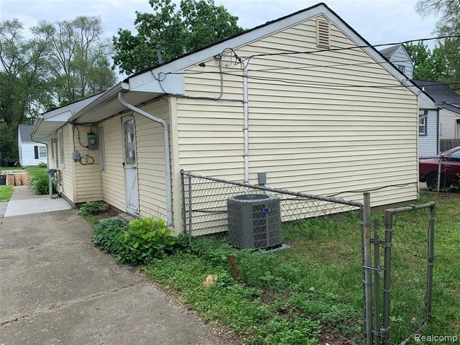 Building Photo - 133 W Garfield Ave